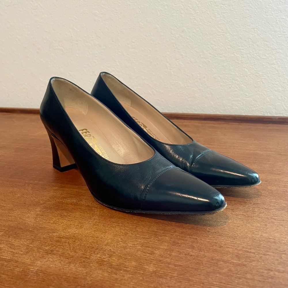 Vintage 1960s Salvatore Ferragamo Italian Cap Toe Black Leather Pumps Size 7AA - Picture 1 of 14
